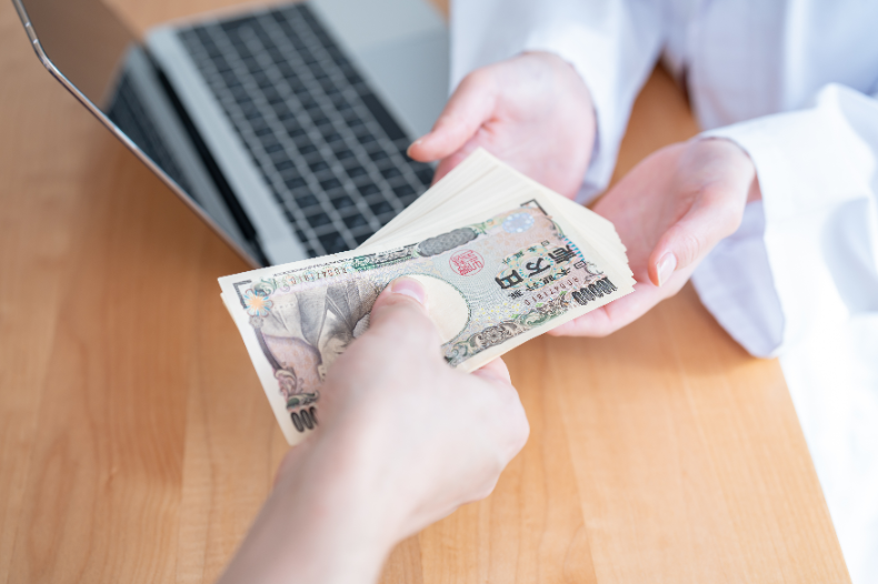 インプラントの費用相場|前歯&奥歯1本あたり、全部の歯の場合を解説